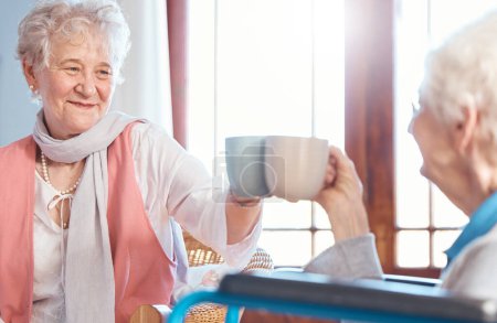 Téléchargez les photos : Femmes âgées, amis et boire le thé avec un ami ensemble dans une maison de retraite, un centre de réadaptation et une maison de retraite. Aîné amitié acclamations, boire des boissons chaudes et sourire heureux sur le visage de la vieille femme. - en image libre de droit