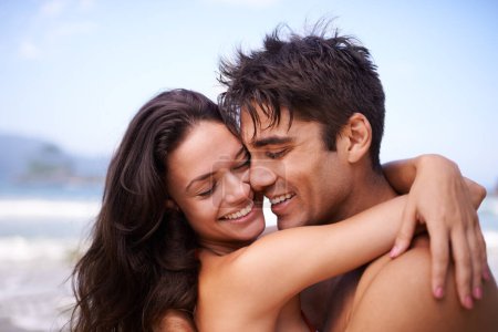 Foto de El amor es... viajes a la playa. una joven pareja disfrutando de una escapada a la playa - Imagen libre de derechos