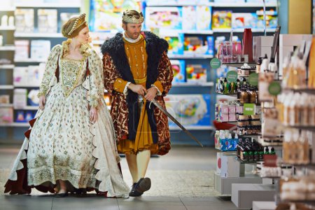 Photo pour Qui sait quel danger peut se cacher entre ces allées mademoiselle. un roi et une reine regardant des marchandises tout en faisant du shopping dans une épicerie moderne - image libre de droit