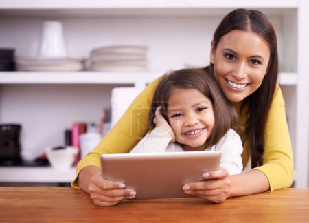Foto de Mostrándole a mamá cómo funciona. Una madre y una hija trabajando juntas en una tableta - Imagen libre de derechos