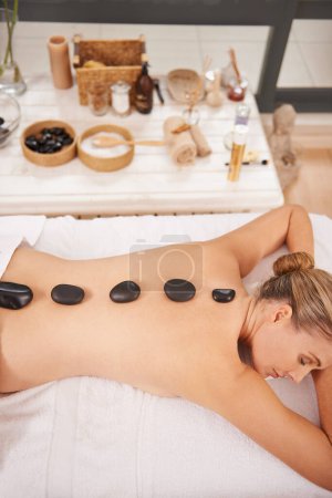 Téléchargez les photos : Seulement le meilleur traitement dans ce spa. une femme dans un spa de jour relaxant sur une table de massage - en image libre de droit