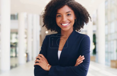 Foto de Mujer corporativa, retrato y sonrisa de líder en oficina con los brazos cruzados. Gerente de negocios, ceo feliz y la motivación de liderazgo de inicio en el lugar de trabajo moderno o empoderamiento de la mujer negra emprendimiento. - Imagen libre de derechos