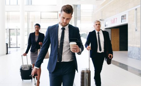 Reisen, internationale Treffen und Geschäftsleute, die im Hotel-, Flughafen- und Empfangsbereich mit Koffer unterwegs sind. Teamarbeit, Zusammenarbeit und eine Gruppe von Managern, die für ein globales Geschäftstreffen reisen.