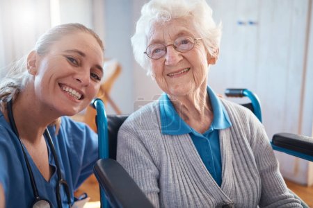 Krankenschwester, Porträtlächler und Arzt für Altenpflege, Altenheim oder Arztbesuch für Termin oder Vorsorgeuntersuchung. Glückliche Seniorin lächelt mit Arzt zur Therapieuntersuchung in Klinik.