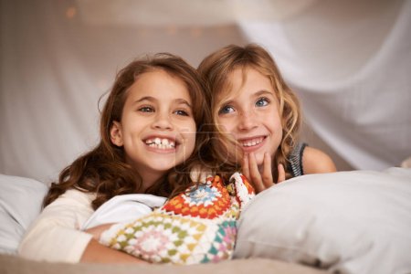 Photo pour Ils attendaient cette soirée pyjama avec impatience. deux petites filles mignonnes ayant une soirée pyjama - image libre de droit