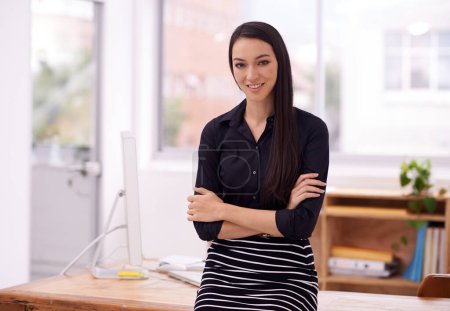 Leben in einer Unternehmenswelt. eine junge Geschäftsfrau in ihrem Büro