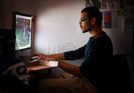 Foto de Trabajando en un nuevo juego. un joven programador centrado en su trabajo - Imagen libre de derechos
