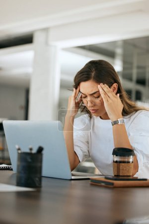 Stress, Kopfschmerzen und Laptop mit Geschäftsfrau bei Burnout, Überlastung und Angst. Psychische Gesundheit, Müdigkeit und Depression mit müden Mitarbeitern und Terminen, die unter Problemen, Misserfolgen und Fehlern leiden.