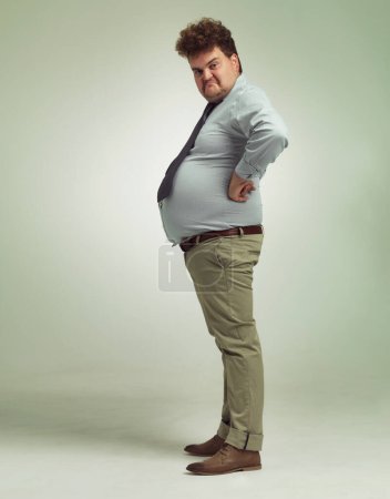 Foto de Soy increíble. Largura completa de un hombre con sobrepeso visto desde el costado - Imagen libre de derechos