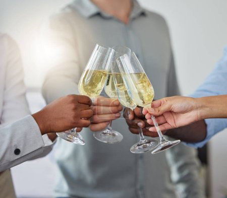 Téléchargez les photos : Les gens d'affaires mains, verre de vin et acclamations célébration à la fête de bureau. Un groupe de travailleurs trinquent pour célébrer le champagne, la boisson et l'alcool lors d'un rassemblement social, le succès et les félicitations. - en image libre de droit