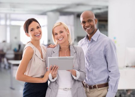 Wir unterstützen uns gegenseitig. eine Geschäftsfrau hält ein digitales Tablet in der Hand, umgeben von Kollegen