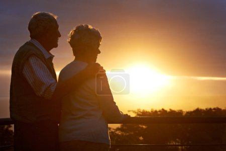 Foto de Su aniversario de oro. una pareja de ancianos mirando la vista al atardecer - Imagen libre de derechos