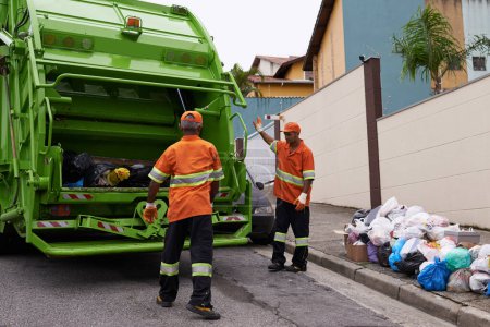 Foto de Mantener la ciudad limpia. un equipo de recolectores de basura - Imagen libre de derechos