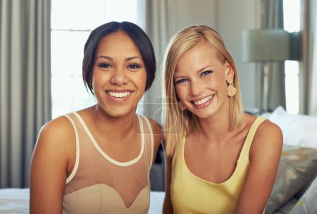 Téléchargez les photos : Traîner avec mon meilleur ami. Portrait de deux jolies jeunes femmes riant joyeusement - en image libre de droit