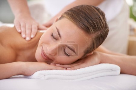 Foto de Estoy en el cielo. Una hermosa joven disfrutando de un masaje en el spa - Imagen libre de derechos