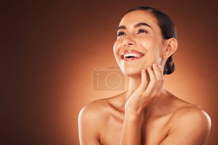 Téléchargez les photos : Soins de la peau, beauté et visage de la femme latine avec sourire pour le bien-être, dermatologie et spa de luxe en studio. Maquillage, cosmétiques et fille avec une peau saine, naturelle et éclatante sur fond brun pour salon. - en image libre de droit
