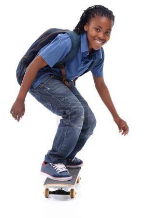 Zeigt seine verrückten Fähigkeiten. Ein junger afroamerikanischer Junge macht einen Trick auf seinem Skateboard