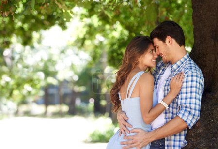 Téléchargez les photos : Ne vous laissez jamais aller. Un jeune couple aimant debout au soleil d'été - en image libre de droit