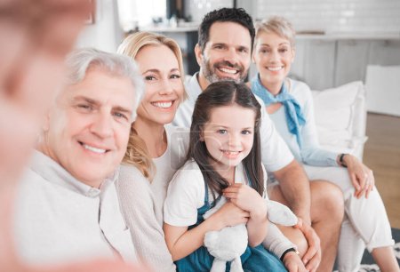 Foto de Gran familia, feliz y selfie en el sofá de casa con los abuelos, los padres y el niño juntos. Relájese, hogar familiar y fotografía de la memoria en la casa de Australia con la madre, el padre y los parientes mayores - Imagen libre de derechos
