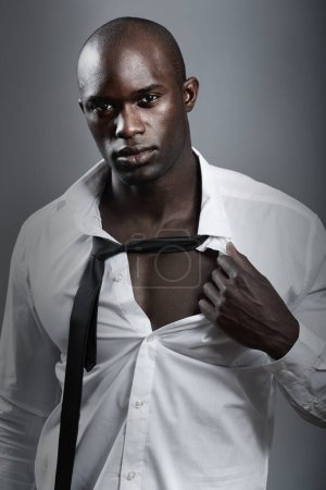 Foto de Confianza masculina. Un hombre africano guapo modelando ropa en el estudio - Imagen libre de derechos