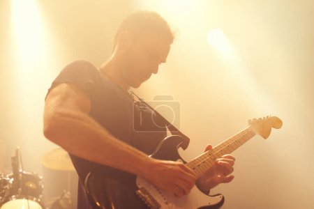 Foto de Qué gran solo. Un guitarrista actuando en el escenario en un concierto - Imagen libre de derechos