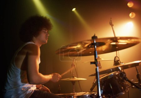 Foto de Tiene habilidades locas. Un talentoso baterista tocando la batería en un show - Imagen libre de derechos