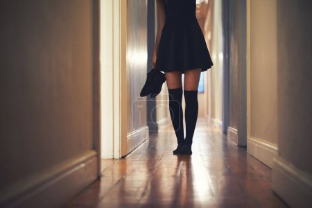 Téléchargez les photos : En sortant. Image recadrée d'une jeune femme marchant dans le couloir de sa maison - en image libre de droit