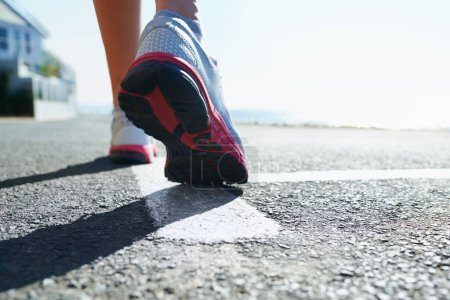 Téléchargez les photos : La tenue de course appropriée. une jeune femme athlétique chaussures de course - en image libre de droit