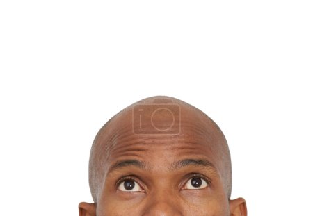 Foto de Algo para admirar... Un hombre calvo afroamericano mirando hacia arriba en el copyspace - recortado - Imagen libre de derechos