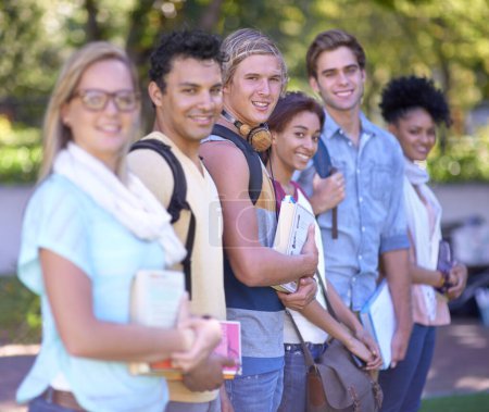 Téléchargez les photos : Passionné par la fac. Portrait d'un groupe d'étudiants debout dans une file sur le campus - en image libre de droit
