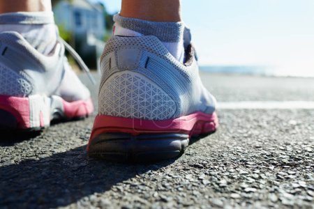 Téléchargez les photos : Soutien à la course. une jeune femme athlétique chaussures de course - en image libre de droit