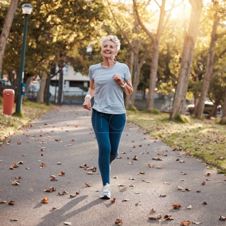 Park, Laufen und Fitness mit einer Seniorin im Freien für Ausdauer- oder Cardio-Training im Sommer. Sport, Bewegung und Gesundheit mit einer reifen Rentnerin für einen Lauf im Ruhestand.