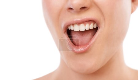 Téléchargez les photos : Salut, toi. Cropped image d'une femme ouvrant sa bouche dans un grognement - en image libre de droit