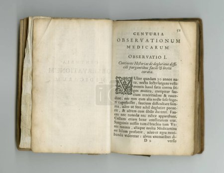 Foto de Antiguas páginas antiguas. Un viejo libro médico con sus páginas en exhibición - Imagen libre de derechos