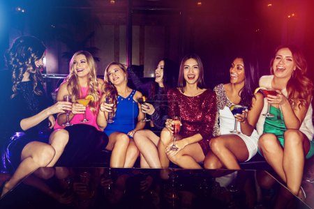 Frauen, Cocktail und Party mit Freunden und alkoholischen Getränken, feiern und Happy Hour in der Diskothek mit Silvesterfeier. Cocktail, fröhliche und weibliche Gruppe am Ladies Night, Feiertag und gesellschaftliche