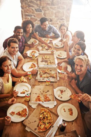 Téléchargez les photos : Amis, portrait et pizza party, table et sourire heureux avec diversité, social et fête dans un restaurant. Bonheur les gens, restauration rapide et événement social tout en mangeant, célébrer et amitié. - en image libre de droit