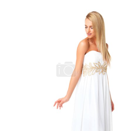 Téléchargez les photos : Magnifique modèle jeune femme sur blanc. Magnifique jeune mannequin femme en robe de soirée sur fond blanc - en image libre de droit