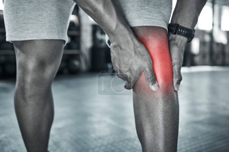 Photo pour Gros plan des mains de l'athlète avec douleur au genou. Votre articulation peut avoir mal en faisant de l'exercice. Méfiez-vous des douleurs au genou lors de la musculation. Les douleurs musculaires aux jambes sont fréquentes avec l'exercice. Athlète toucher son genou recadré. - image libre de droit