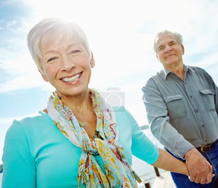Foto de Envejecer muy bien. Una atractiva mujer madura cogida de la mano con su marido - Imagen libre de derechos