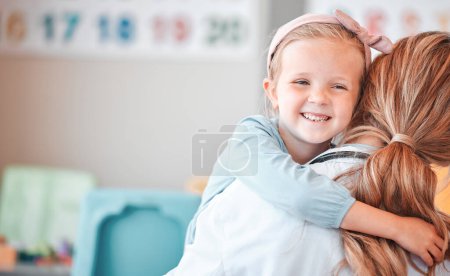 Foto de Psicología infantil en el trabajo. Adorable niñita abrazando a su terapeuta. La salud mental y el bienestar son temas importantes incluso para los niños. La terapia ha mejorado su estado de ánimo y la ha hecho más segura. - Imagen libre de derechos
