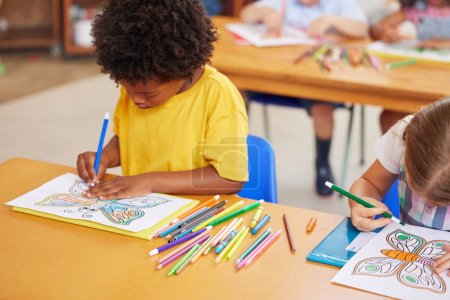 Foto de La coloración afecta el desarrollo físico y mental. estudiantes de preescolar para colorear en clase - Imagen libre de derechos