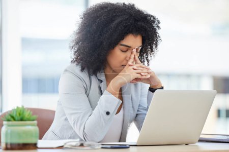 Estrés, ansiedad y agotamiento con una mujer negra de negocios en el trabajo usando una computadora portátil mientras sufre de dolor de cabeza. Cumplimiento, informática y salud mental con una empleada que lucha en una fecha límite.