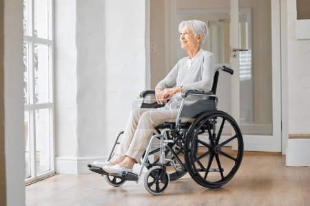 Téléchargez les photos : Il y a encore tant d'espoir pour mon avenir. une femme âgée assise dans un fauteuil roulant et regardant doucement par la fenêtre à la maison - en image libre de droit