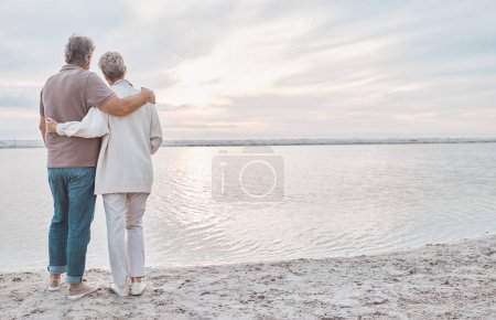 Photo pour Vivez la vie dont vous rêviez. un couple d'âge mûr passe la journée à la plage - image libre de droit