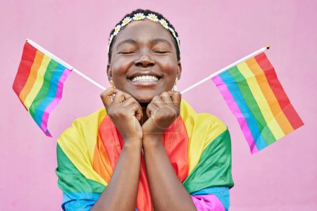 Téléchargez les photos : Fierté, lgbtq et femme noire avec des drapeaux en studio pour les droits des queers. Liberté, homosexualité et visage de femme heureuse, lesbienne ou bisexuelle du Nigeria avec drapeau arc-en-ciel montrant son soutien à la communauté gay - en image libre de droit