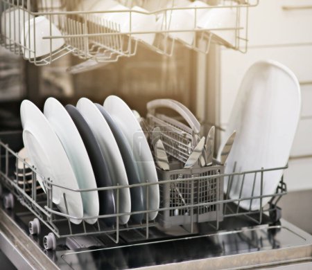 Téléchargez les photos : Tournage d'un lave-vaisselle à la maison. - en image libre de droit