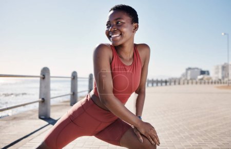 Strand, Fitness oder glückliche schwarze Frauen dehnen sich im Training oder trainieren sich warm, um im Sommer mit dem Lauftraining zu beginnen. Kapstadt, Mentalität oder gesunde afrikanische Läuferin lächelt, wenn sie an Ziele oder Visionen denkt.