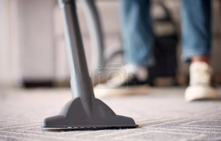 Suelo, casa o alfombra de limpieza al vacío o bacterias polvorientas, sucias o sucias en el suelo en la limpieza de primavera. Servicios de limpieza, hogar o trabajador con aspiradora eléctrica para alfombra o alfombra de salón.
