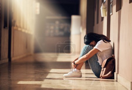 Foto de Estrés, ansiedad y depresión de la chica universitaria con colapso mental en el piso del campus. Mujer india frustrada, pensante y deprimida sufriendo y abrumada por el agotamiento en la universidad - Imagen libre de derechos