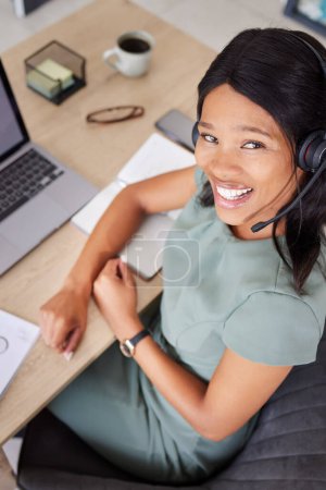 Mujer negra, oficina y call center en retrato para comunicación empresarial, gestión de comercio electrónico y telemarketing. Consultor africano, asistente virtual o asesor se enfrentan a trabajar en una estrategia de carrera.